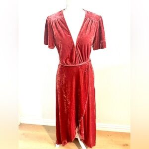 PrettyLittleThing Deep Red Crushed Velvet Midi Dress
